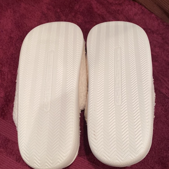 NWOT Women’s Santa Christmas Slippers - Picture 2 of 3